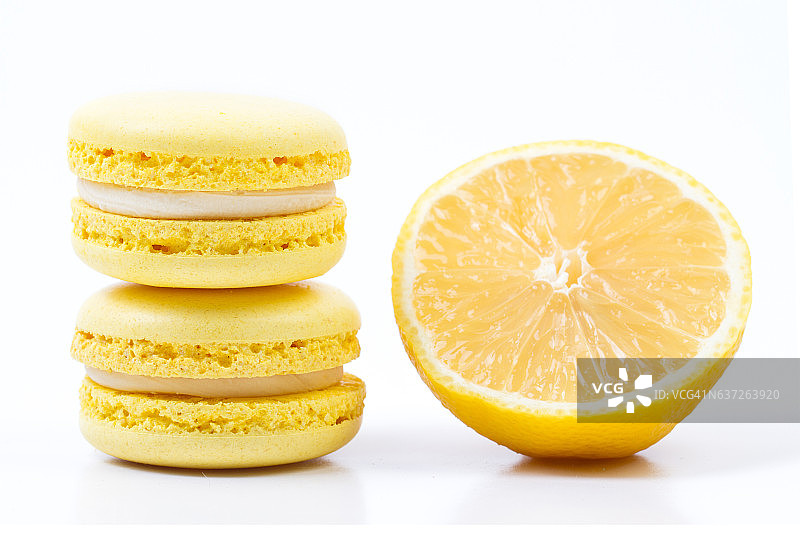 白色底色上有柠檬的黄色杏仁饼干图片素材