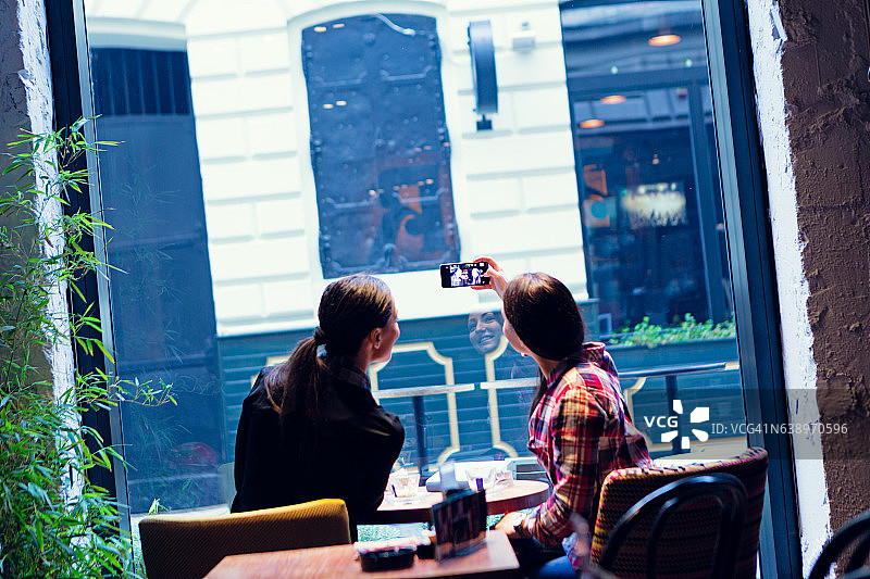 女性朋友坐在一起的咖啡馆，自拍，喝c图片素材