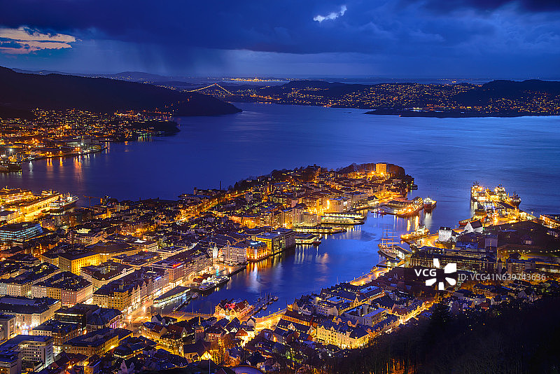 挪威卑尔根峡湾小镇的夜景图片素材