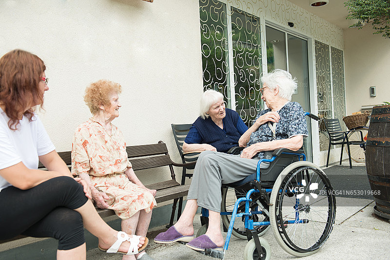 老年妇女在养老院户外社交图片素材