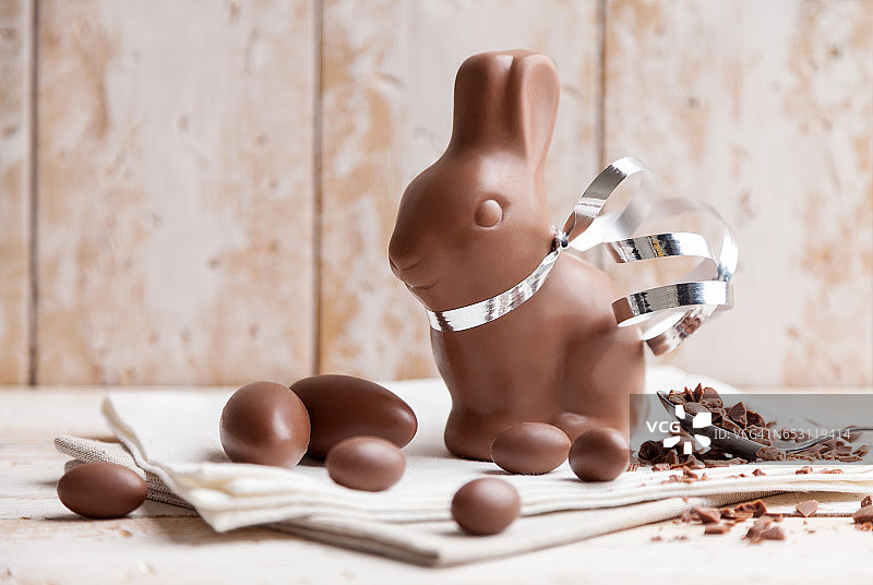 美味的巧克力复活节兔子和鸡蛋图片素材