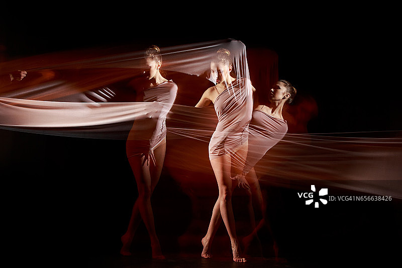 美丽的芭蕾舞女演员的感性和情感的舞蹈图片素材