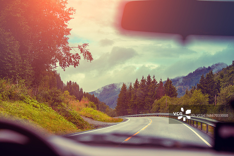 视图从挡风玻璃。在山路上开车。挪威自然图片素材