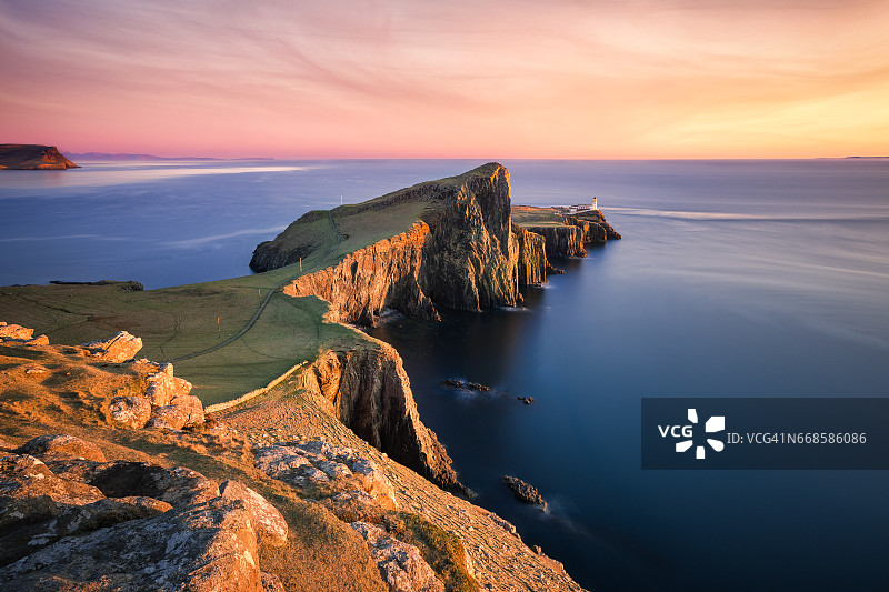 英国苏格兰斯凯岛，奈斯特灯塔上的日落图片素材