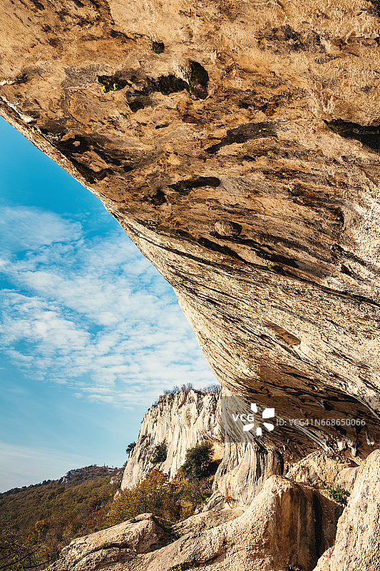 喀斯特山脊的岩石庇护所图片素材