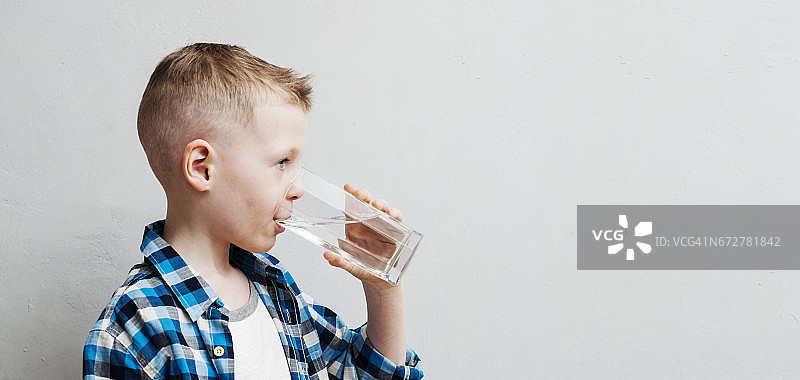 儿童饮用纯净水图片素材