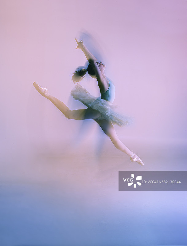 芭蕾舞演员长时间曝光图片素材