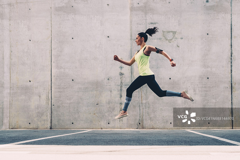 女运动员慢跑图片素材