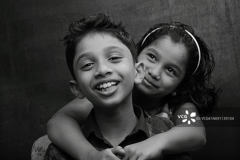 一个快乐的男孩和女孩的黑白肖像图片素材