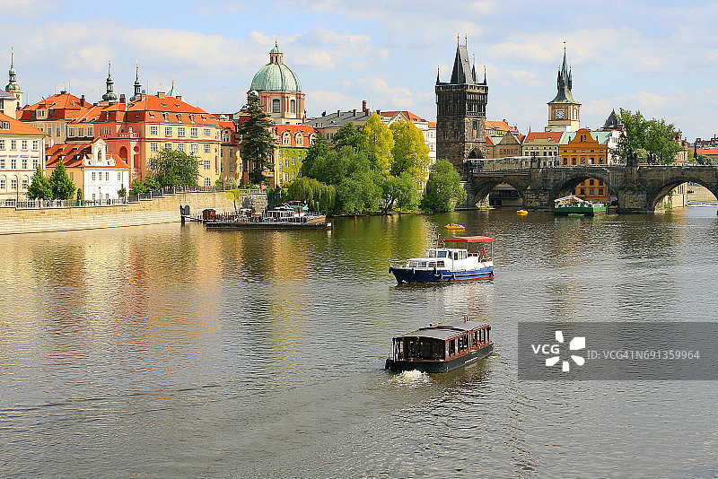 布拉格城市全景，伏尔塔瓦河上的查理大桥在日出和船只，中世纪哥特式和巴洛克城市，捷克共和国图片素材