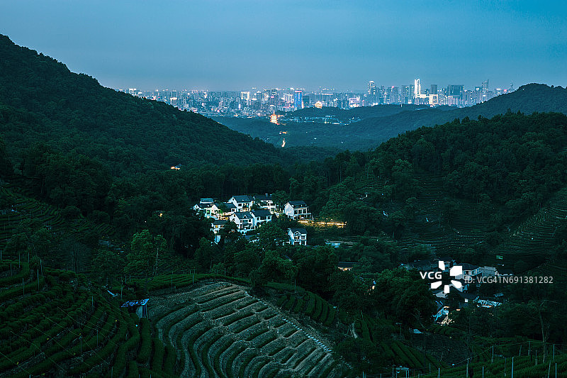 中国杭州，一个茶园上的宁静村庄图片素材