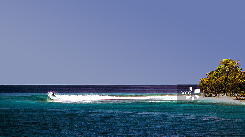 在马尔代夫的印度洋上冲浪图片素材