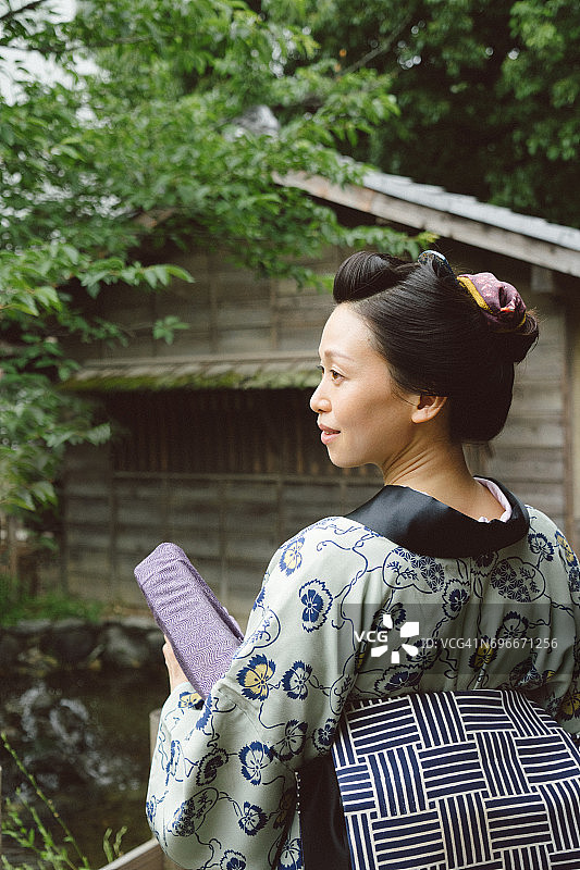 穿着和服的美丽日本女人图片素材