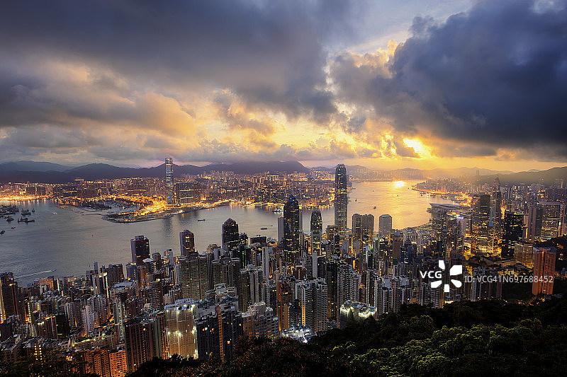 白天到夜晚的城市景观，建筑与云彩日落-香港，中国图片素材