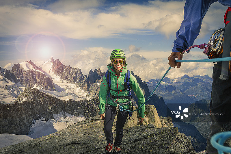 一对登山夫妇在法国萨瓦山攀登山脊图片素材
