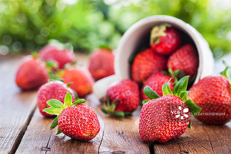 新鲜成熟的草莓在马克杯里图片素材