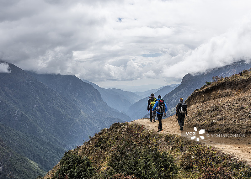 尼泊尔，喜马拉雅，昆布，珠穆朗玛峰地区，纳姆切集市的徒步者图片素材