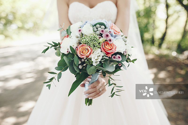 白种新娘手捧花束在户外图片素材