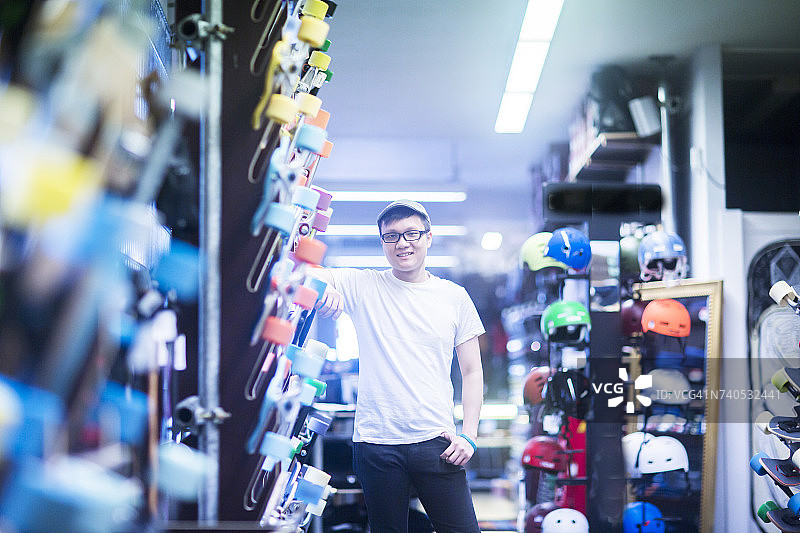 滑板店年轻男售货员的肖像图片素材