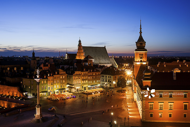 波兰，华沙，黄昏时分的老城城堡广场图片素材