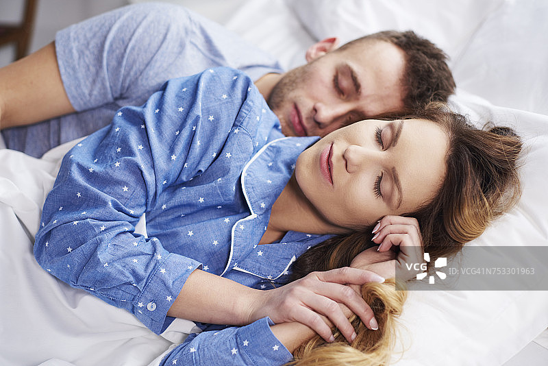 在床上睡在一起的夫妇的特写。Debica、波兰图片素材