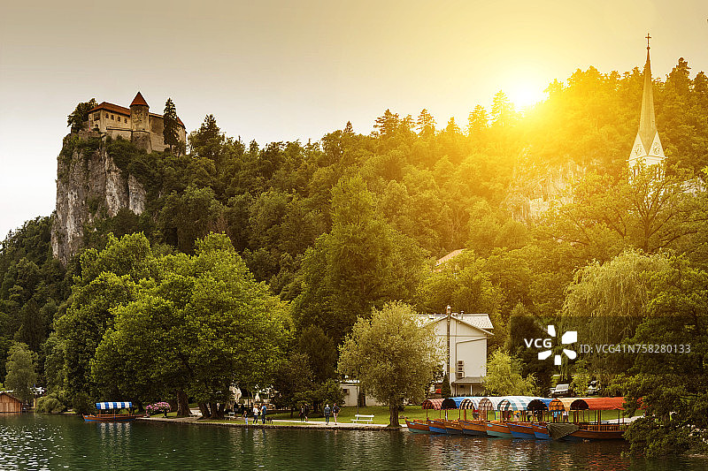 斯洛文尼亚城堡下的布莱德湖上的游船图片素材
