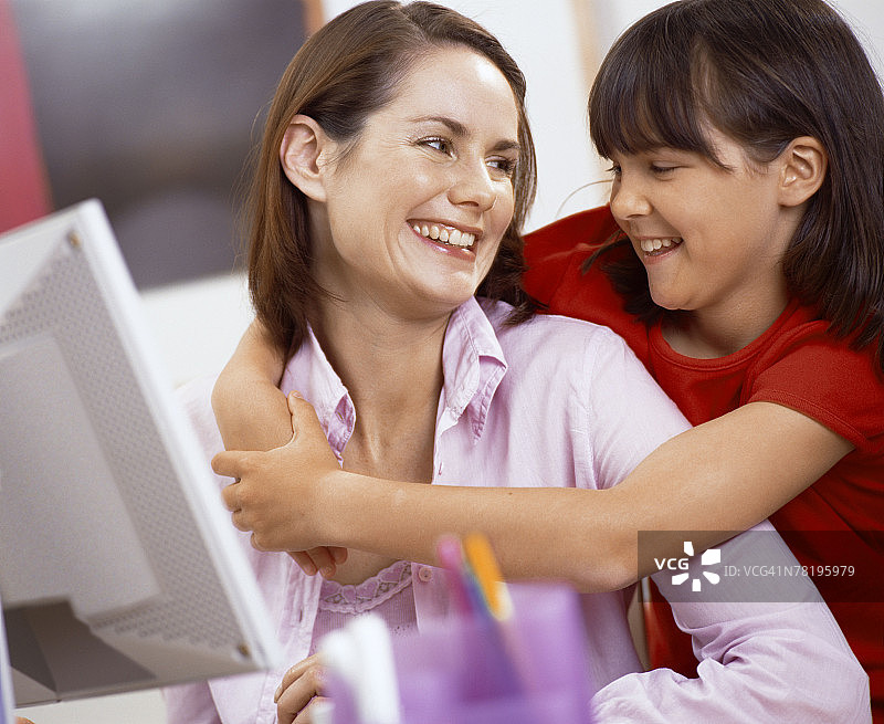 母亲和女儿在电脑前图片素材