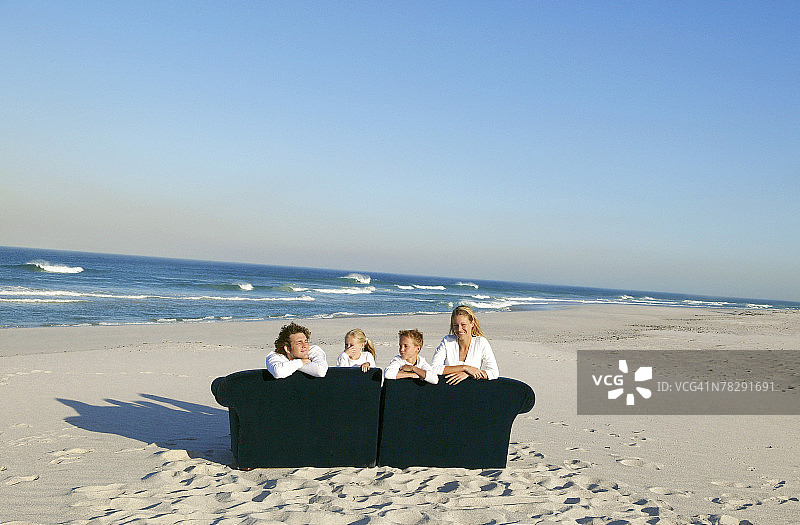 海滩沙发上的家人图片素材