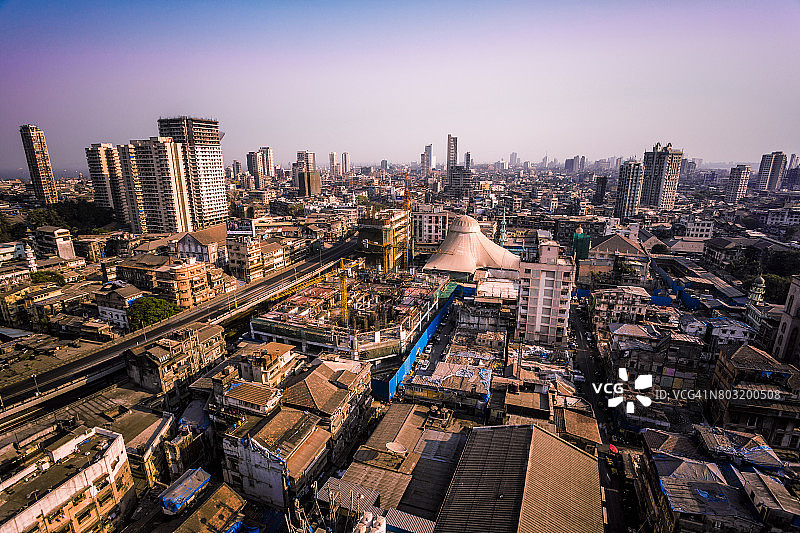 印度孟买，Ali Mahimi立交桥旁的建筑图片素材