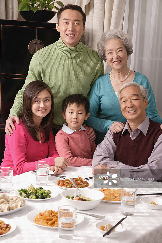家人在餐桌上吃着传统食物图片素材