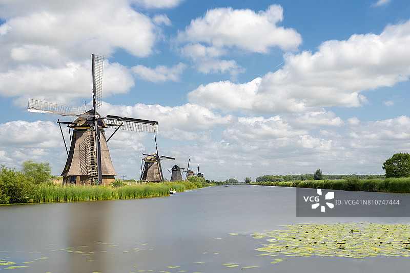 荷兰一排风车图片素材