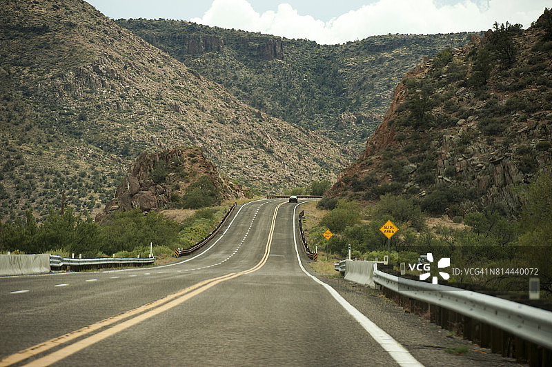 美国亚利桑那州金曼附近的高速公路图片素材