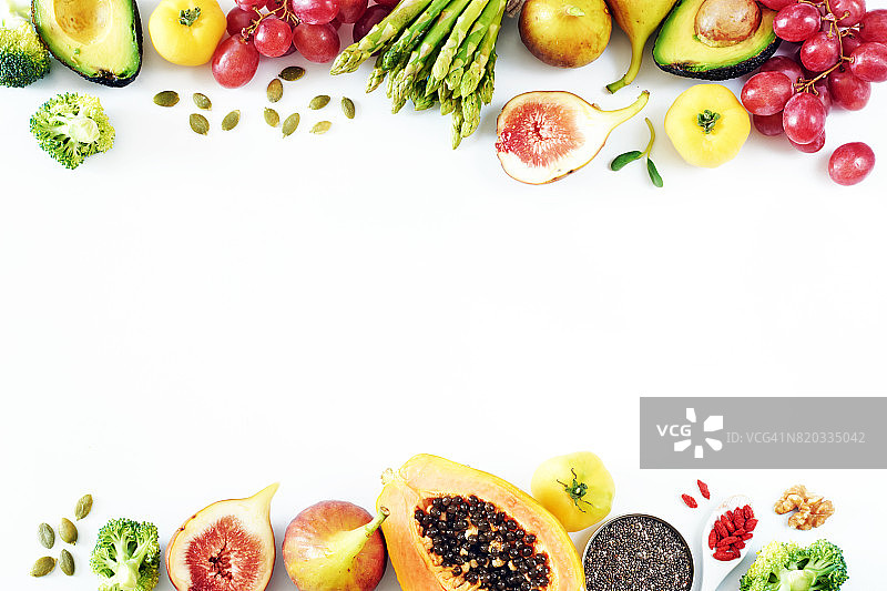 新鲜的水果和蔬菜食物架在白色的背景与空白的空间。图片素材