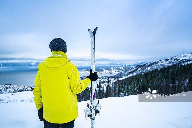 一个滑雪者望着窗外的风景图片素材