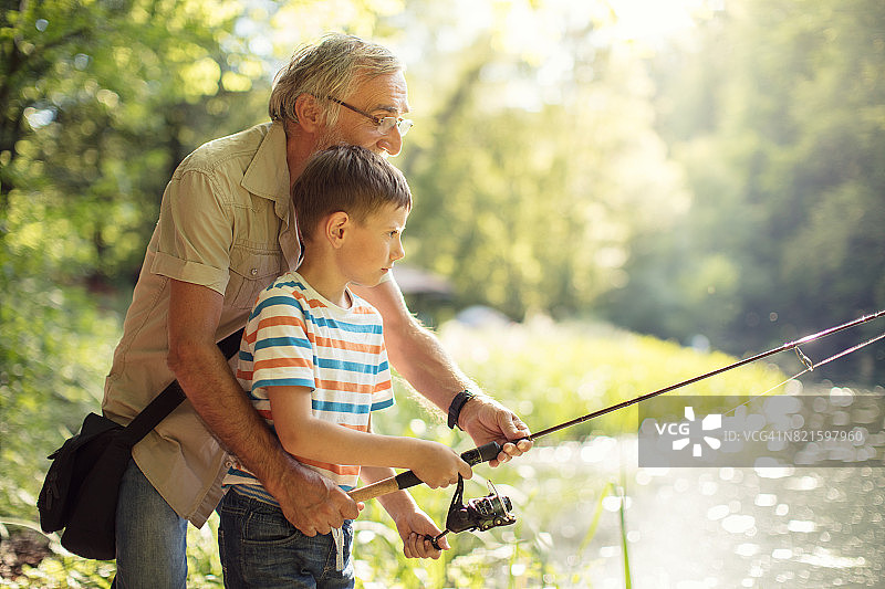 爷爷和孙子钓鱼图片素材