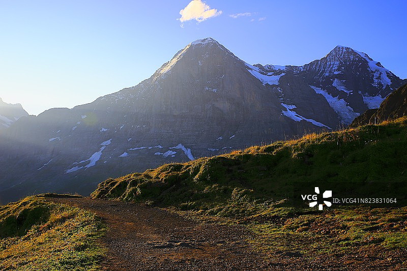 童话风景:蒙奇和艾格尔的风景从徒步小径上的格林德沃田园山谷和草地，戏剧性的瑞士雪山，田园诗般的乡村，伯恩斯高地，瑞士阿尔卑斯山，瑞士图片素材