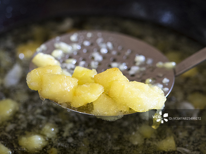 Freir炸土豆是准备西班牙传统煎蛋卷的一种方式图片素材