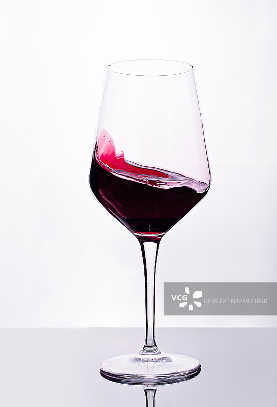 红酒倒入杯中图片素材