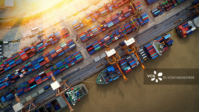 集装箱船在进出口和业务物流，由起重机，贸易港口，海运货物到港图片素材