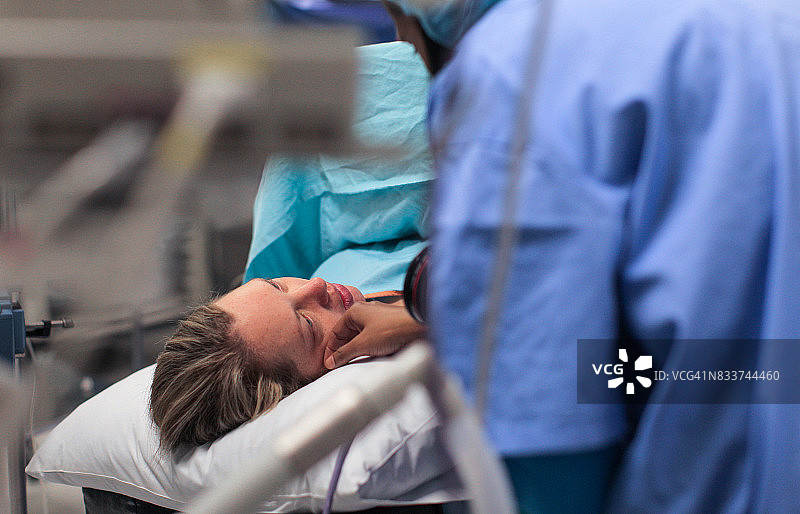 助产师在孕妇做剖腹产手术前安慰她。图片素材