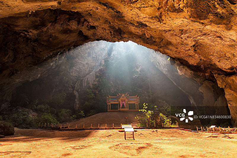 泰国帕拉雅那空洞的皇家亭子图片素材