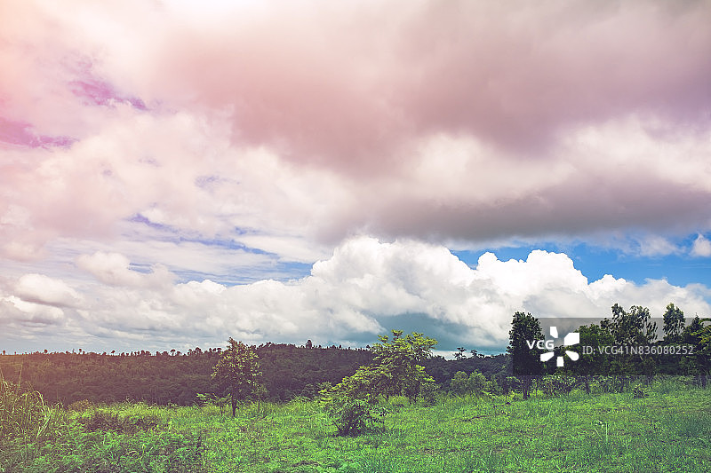 多彩的耕地景观映衬着蓝天和多云。图片素材