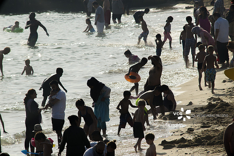 伯恩茅斯海滩上的人群剪影。图片素材