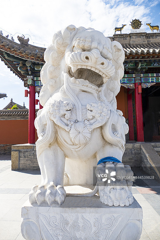 锡林浩特内孟北子庙佛狮雕像。图片素材