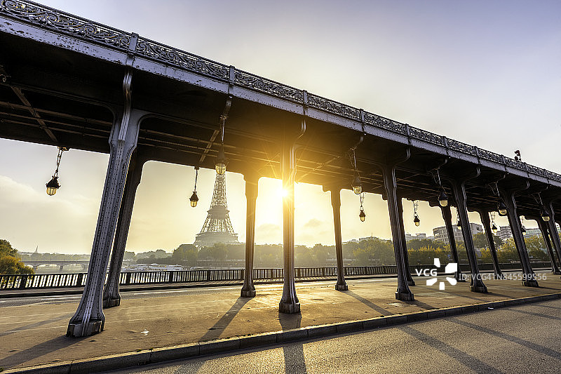 黄昏时分，法国巴黎，从Bir Hakem桥上俯瞰埃菲尔铁塔图片素材