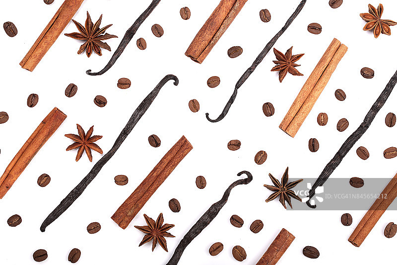香草棒，肉桂，咖啡豆和八角孤立在白色背景。作文图片素材