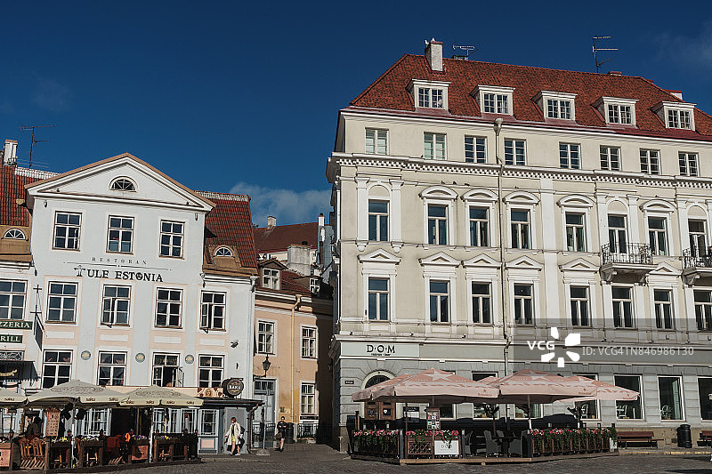 爱沙尼亚塔林，老城区(联合国教科文组织世界遗产名录)市政厅广场上排列着传统建筑和露天咖啡馆图片素材
