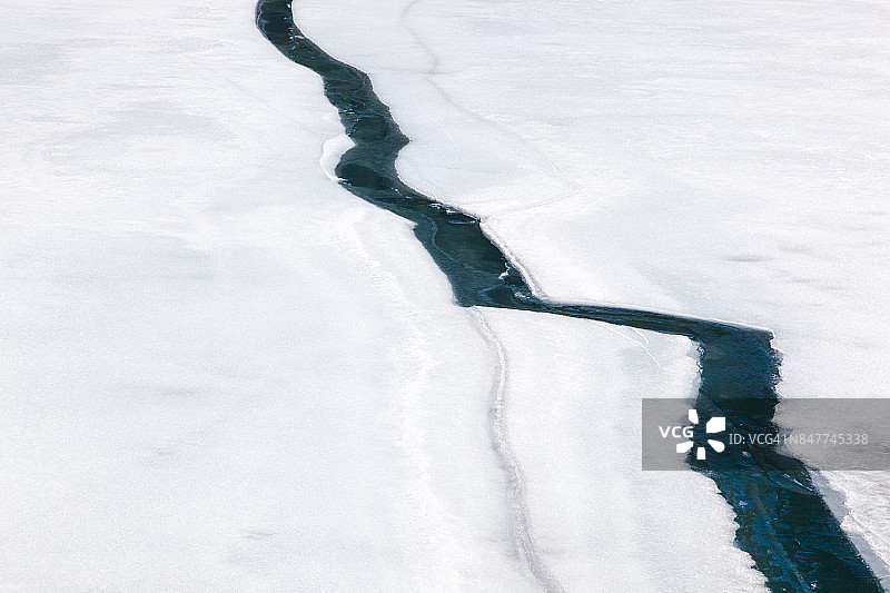 冬季湖泊冰面上的裂缝-阿尔堡，沃拉尔堡，奥地利图片素材