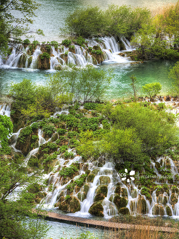 Plitvice国家湖泊公园的木板路和瀑布图片素材