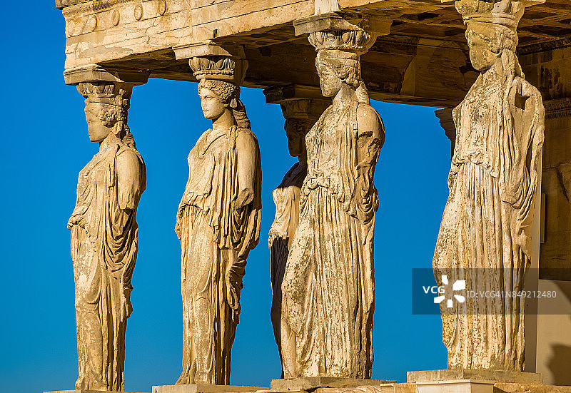 雅典卫城神庙里的冠状柱的大理石雕像。图片素材